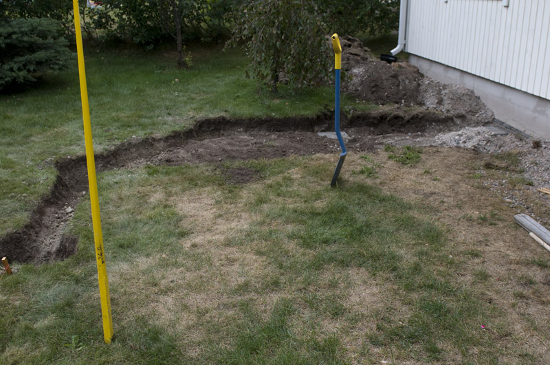 Terassi 6.jpg - Ensin oli suo, kuok... eiku helteillä kuivannut nurmikenttä, lapio ja rautakanki sekä Hannu